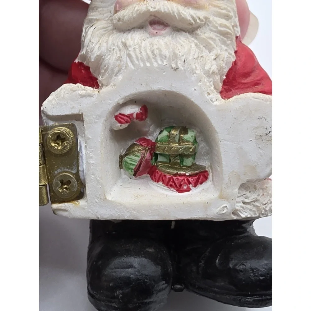 Santa Resin FIGURINE WITH wreath